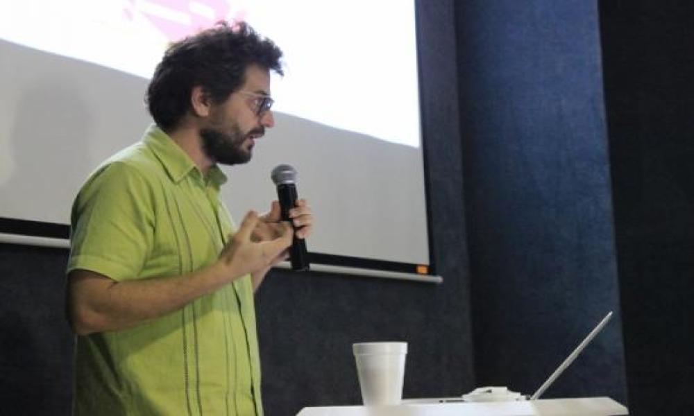 Charla con el Artista Visual Máximo González en CUCosta