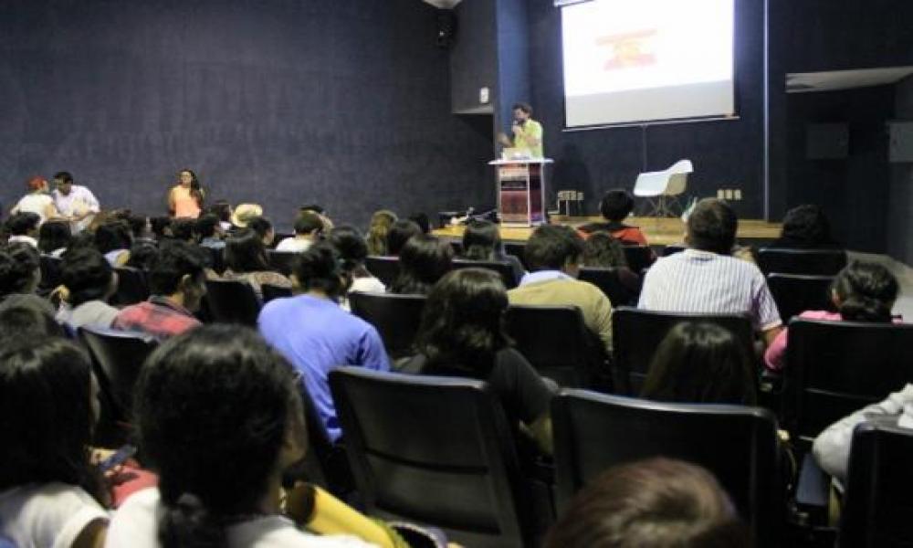 Charla con el Artista Visual Máximo González en CUCosta