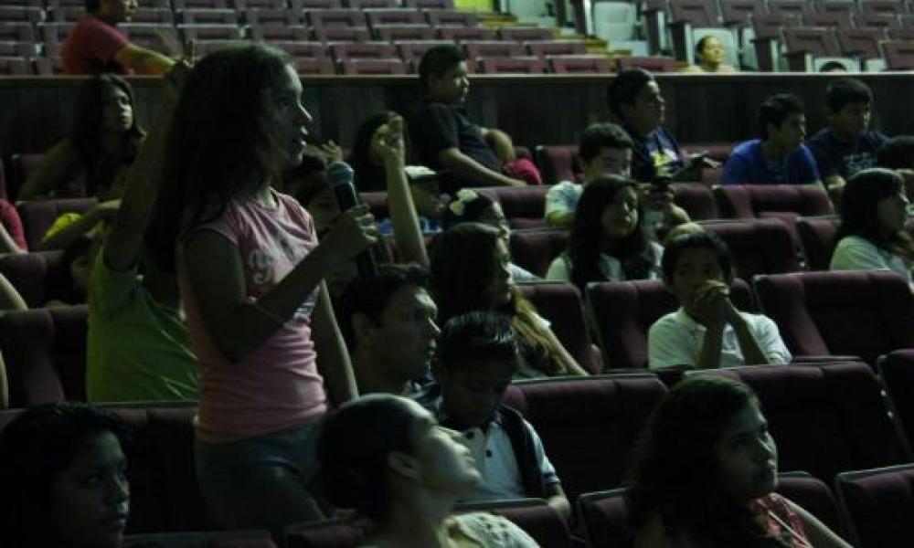¿Conoces las consecuencias de tatuarnos Conferencia impartida por el Dr. Serrano Luna en CUCosta