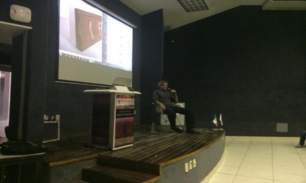 Conferencia “Cucarachas y fuego Punto de partida” por Davis Birks en CUCosta