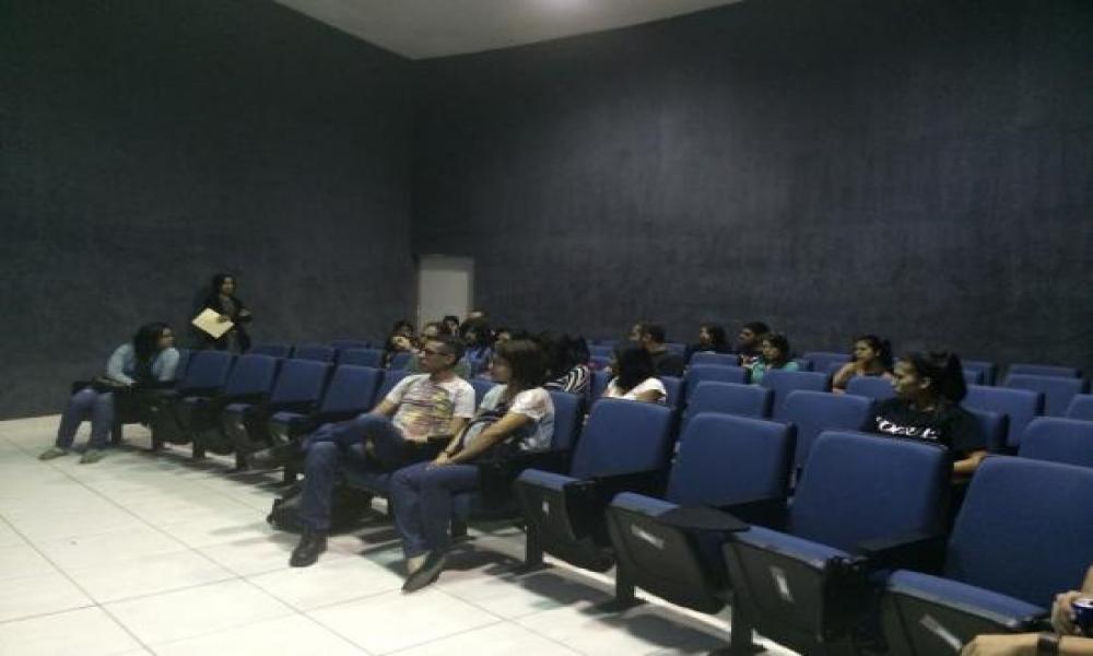 Conferencia “Cucarachas y fuego Punto de partida” por Davis Birks en CUCosta