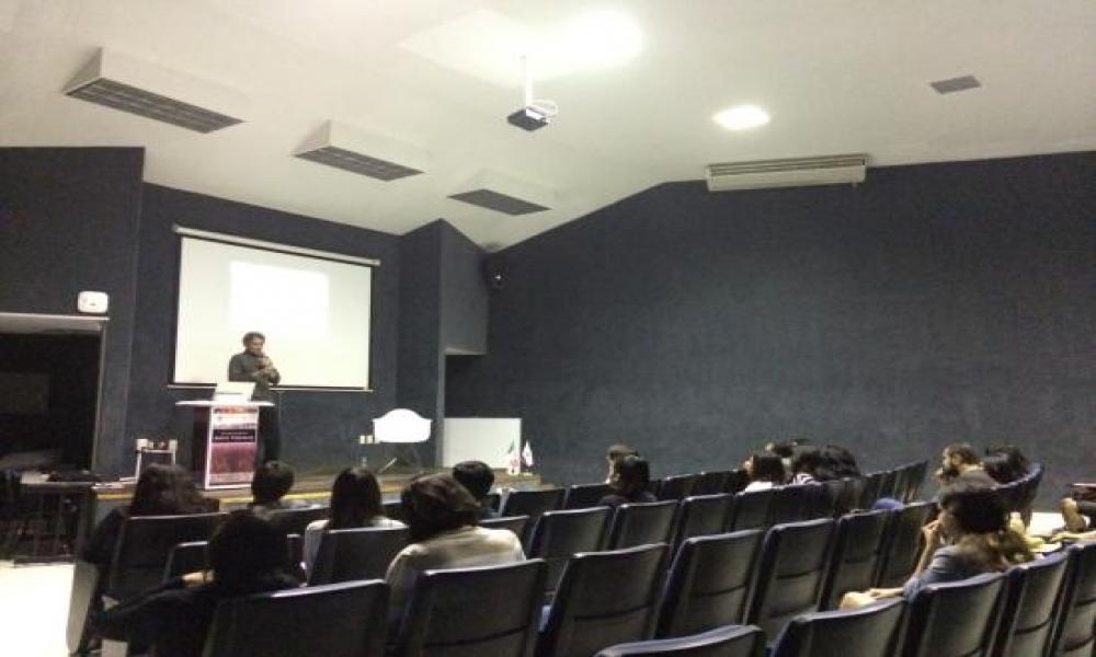 Conferencia “Cucarachas y fuego Punto de partida” por Davis Birks en CUCosta