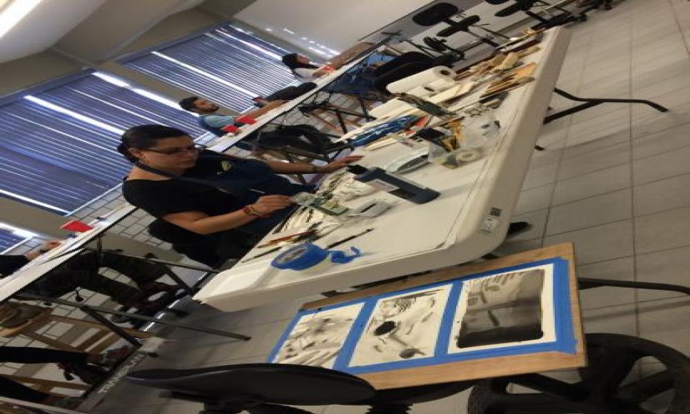 Alumnos de la Carrera en Artes Visuales ingresan a taller de tinta china
