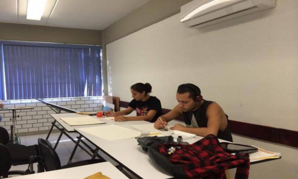 Alumnos de la Carrera en Artes Visuales ingresan a taller de tinta china