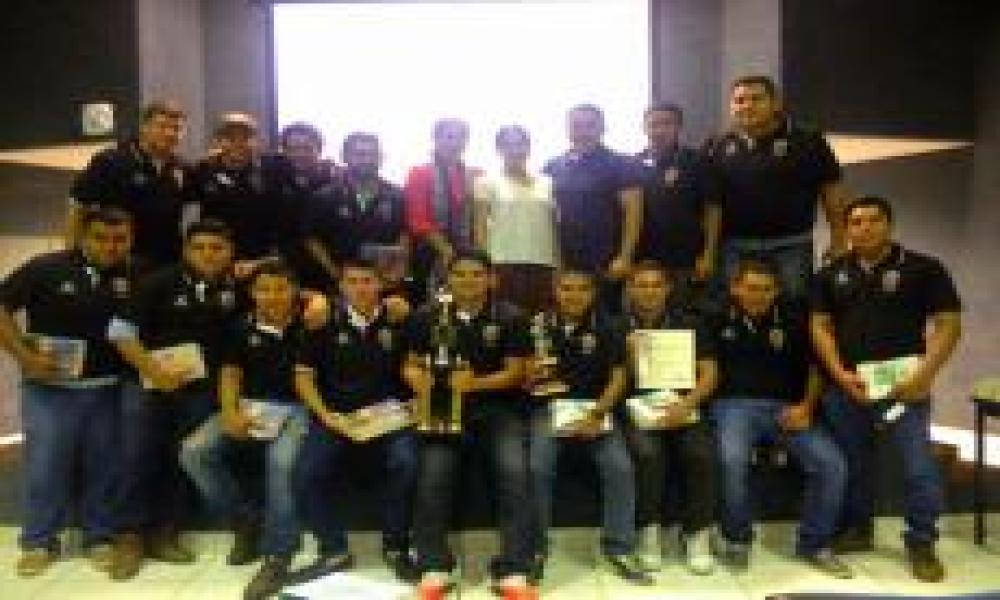 Entrega de reconocimientos a los campeones de la Liga de fútbol Leones Negros CUCosta 2014-B