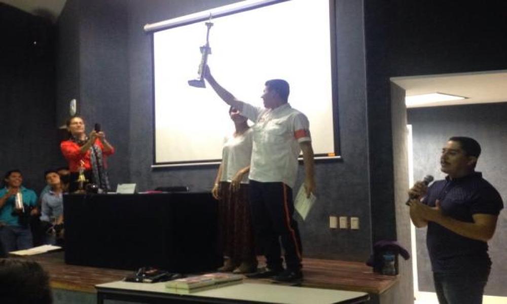 Entrega de reconocimientos a los campeones de la Liga de fútbol Leones Negros CUCosta 2014-B