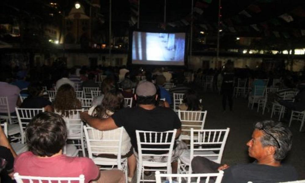 El 15° FICPV presenta la proyección de “Alicia en el país de María” en el Parque Hidalgo