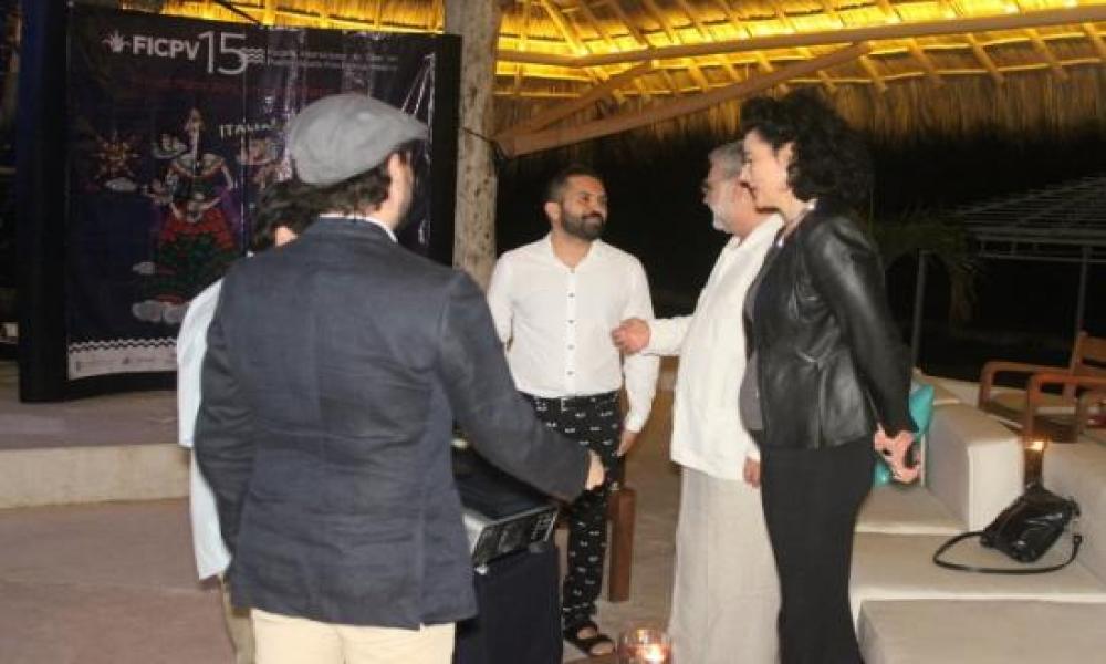 La Sección de Diversidad Premio Maguey del 15° Festival Internacional de Cine en Puerto Vallarta (FICPV) presentó la proyección de la película La amante de mi mujer con la presencia de la protagonista, Victoria Abril el domingo 15 de marzo en Mantamar Beach Club.   El evento tuvo el honor de contar con la asistencia del Lic. Raúl Padilla López, presidente del patronato del Festival Internacional de Cine en Guadalajara (FICG); Biol. Iván Trujillo Bolio, director del FICG; Dr. Marco Antonio Cortés Guardado, R