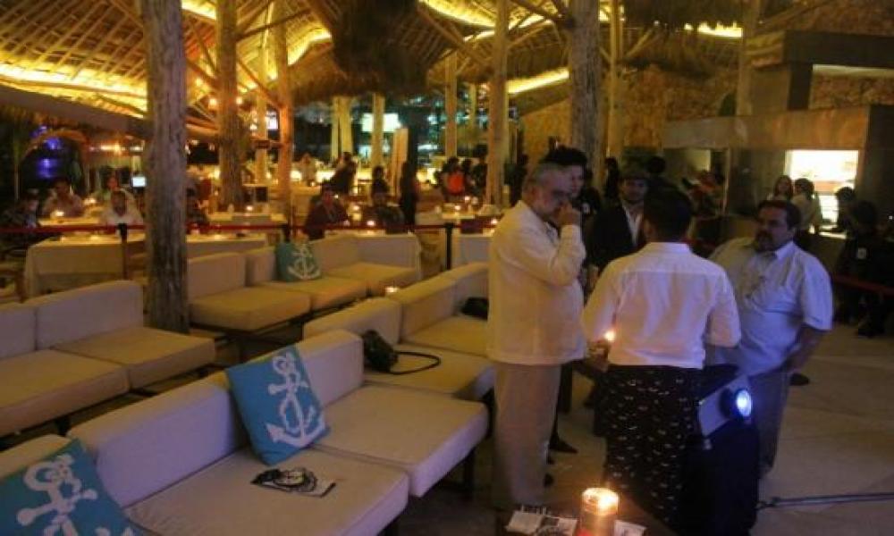 La Sección de Diversidad Premio Maguey del 15° Festival Internacional de Cine en Puerto Vallarta (FICPV) presentó la proyección de la película La amante de mi mujer con la presencia de la protagonista, Victoria Abril el domingo 15 de marzo en Mantamar Beach Club.   El evento tuvo el honor de contar con la asistencia del Lic. Raúl Padilla López, presidente del patronato del Festival Internacional de Cine en Guadalajara (FICG); Biol. Iván Trujillo Bolio, director del FICG; Dr. Marco Antonio Cortés Guardado, R