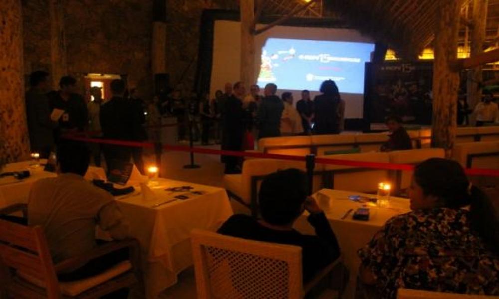 La Sección de Diversidad Premio Maguey del 15° Festival Internacional de Cine en Puerto Vallarta (FICPV) presentó la proyección de la película La amante de mi mujer con la presencia de la protagonista, Victoria Abril el domingo 15 de marzo en Mantamar Beach Club.   El evento tuvo el honor de contar con la asistencia del Lic. Raúl Padilla López, presidente del patronato del Festival Internacional de Cine en Guadalajara (FICG); Biol. Iván Trujillo Bolio, director del FICG; Dr. Marco Antonio Cortés Guardado, R