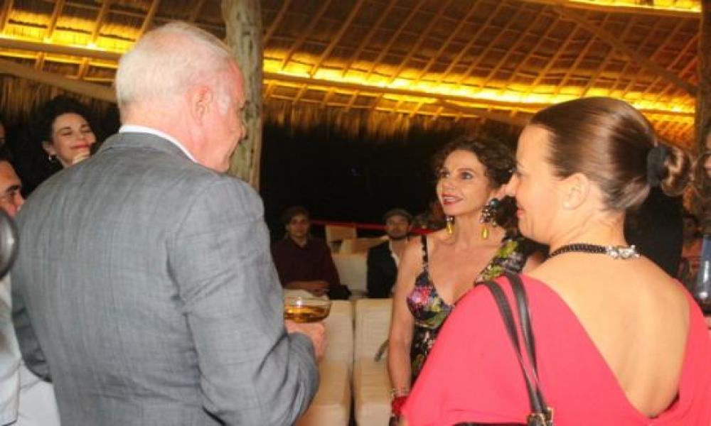 La Sección de Diversidad Premio Maguey del 15° Festival Internacional de Cine en Puerto Vallarta (FICPV) presentó la proyección de la película La amante de mi mujer con la presencia de la protagonista, Victoria Abril el domingo 15 de marzo en Mantamar Beach Club.   El evento tuvo el honor de contar con la asistencia del Lic. Raúl Padilla López, presidente del patronato del Festival Internacional de Cine en Guadalajara (FICG); Biol. Iván Trujillo Bolio, director del FICG; Dr. Marco Antonio Cortés Guardado, R