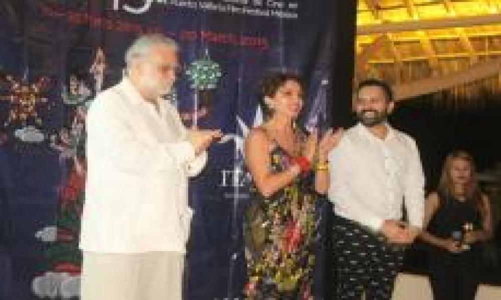 La Sección de Diversidad Premio Maguey del 15° Festival Internacional de Cine en Puerto Vallarta (FICPV) presentó la proyección de la película La amante de mi mujer con la presencia de la protagonista, Victoria Abril el domingo 15 de marzo en Mantamar Beach Club.   El evento tuvo el honor de contar con la asistencia del Lic. Raúl Padilla López, presidente del patronato del Festival Internacional de Cine en Guadalajara (FICG); Biol. Iván Trujillo Bolio, director del FICG; Dr. Marco Antonio Cortés Guardado, R