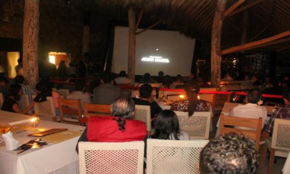 La Sección de Diversidad Premio Maguey del 15° Festival Internacional de Cine en Puerto Vallarta (FICPV) presentó la proyección de la película La amante de mi mujer con la presencia de la protagonista, Victoria Abril el domingo 15 de marzo en Mantamar Beach Club.   El evento tuvo el honor de contar con la asistencia del Lic. Raúl Padilla López, presidente del patronato del Festival Internacional de Cine en Guadalajara (FICG); Biol. Iván Trujillo Bolio, director del FICG; Dr. Marco Antonio Cortés Guardado, R