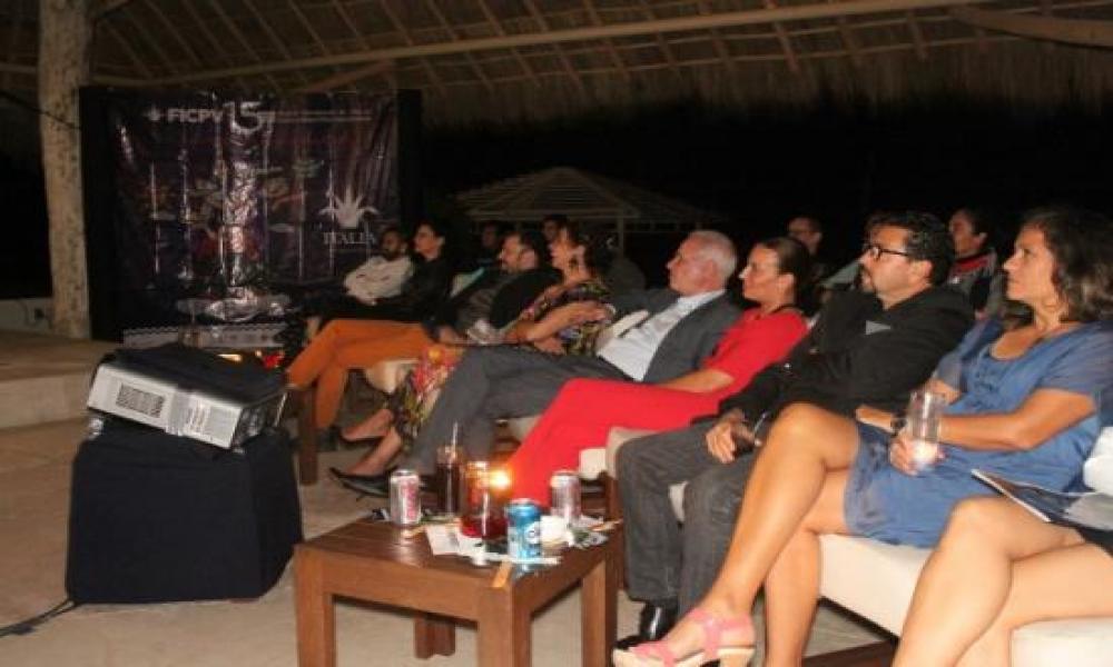 La Sección de Diversidad Premio Maguey del 15° Festival Internacional de Cine en Puerto Vallarta (FICPV) presentó la proyección de la película La amante de mi mujer con la presencia de la protagonista, Victoria Abril el domingo 15 de marzo en Mantamar Beach Club.   El evento tuvo el honor de contar con la asistencia del Lic. Raúl Padilla López, presidente del patronato del Festival Internacional de Cine en Guadalajara (FICG); Biol. Iván Trujillo Bolio, director del FICG; Dr. Marco Antonio Cortés Guardado, R