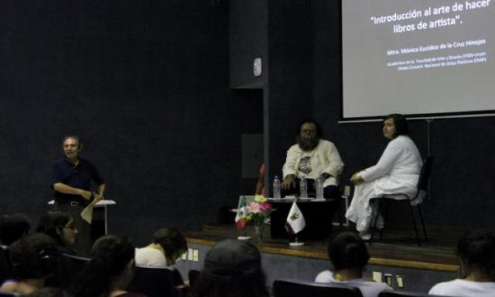 La Carrera en Artes Visuales realiza la Conferencia “Libro de Artista”