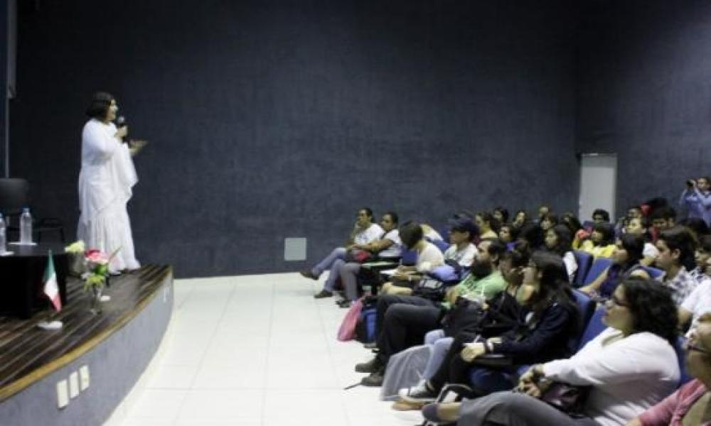 La Carrera en Artes Visuales realiza la Conferencia “Libro de Artista”