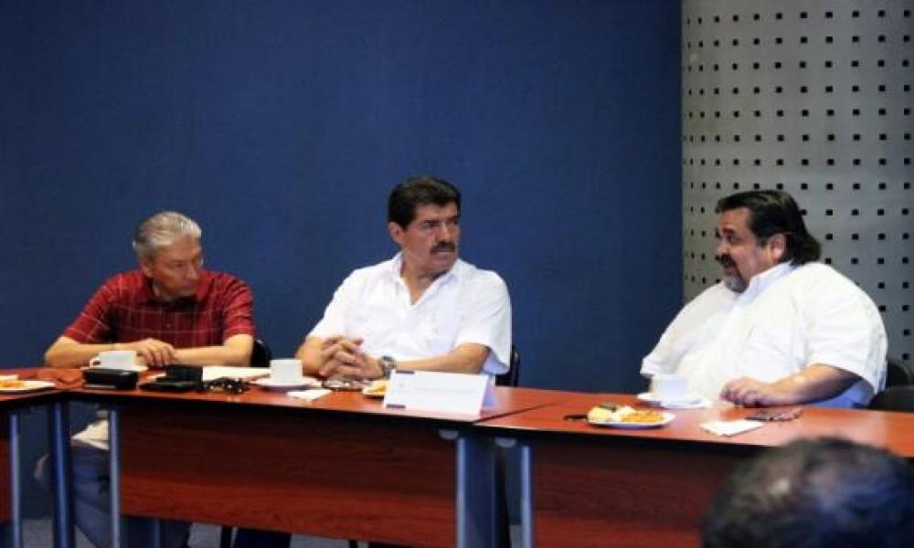 Se reúne el Rector del CUCosta con miembros del STAUdeG