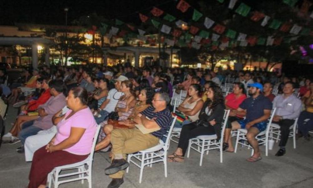El 15° FICPV presenta la proyección de “Alicia en el país de María” en el Parque Hidalgo