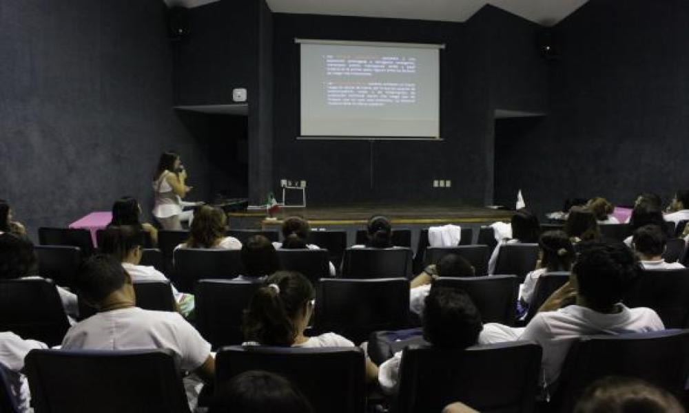 En honor al mes de la lucha contra el cáncer de mama, la Coordinación de la Carrera de Licenciatura en Médico Cirujano y Partero realizó una plática sobre el tema este jueves 16 de octubre del año en curso en el Centro Universitario de la Costa (CUCosta) de la Universidad de Guadalajara (U de G).   La charla fue otorgada por la Dra. en C. Miriam Partida Pérez, profesor investigador del Laboratorio de Investigación Biomédica del CUCosta y el Dr. Fernando Delgadillo Curiel, médico ginecólogo de Puerto Vallart