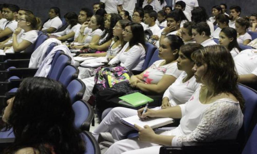 En honor al mes de la lucha contra el cáncer de mama, la Coordinación de la Carrera de Licenciatura en Médico Cirujano y Partero realizó una plática sobre el tema este jueves 16 de octubre del año en curso en el Centro Universitario de la Costa (CUCosta) de la Universidad de Guadalajara (U de G).   La charla fue otorgada por la Dra. en C. Miriam Partida Pérez, profesor investigador del Laboratorio de Investigación Biomédica del CUCosta y el Dr. Fernando Delgadillo Curiel, médico ginecólogo de Puerto Vallart