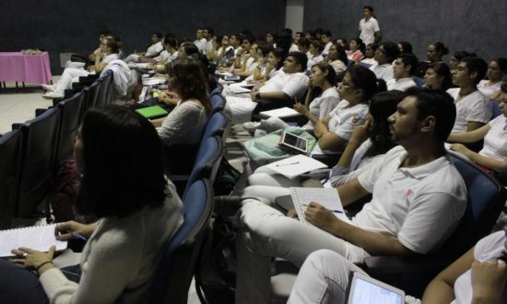 En honor al mes de la lucha contra el cáncer de mama, la Coordinación de la Carrera de Licenciatura en Médico Cirujano y Partero realizó una plática sobre el tema este jueves 16 de octubre del año en curso en el Centro Universitario de la Costa (CUCosta) de la Universidad de Guadalajara (U de G).   La charla fue otorgada por la Dra. en C. Miriam Partida Pérez, profesor investigador del Laboratorio de Investigación Biomédica del CUCosta y el Dr. Fernando Delgadillo Curiel, médico ginecólogo de Puerto Vallart