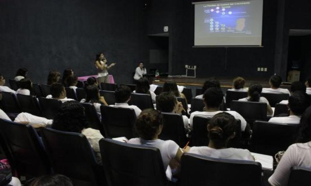 En honor al mes de la lucha contra el cáncer de mama, la Coordinación de la Carrera de Licenciatura en Médico Cirujano y Partero realizó una plática sobre el tema este jueves 16 de octubre del año en curso en el Centro Universitario de la Costa (CUCosta) de la Universidad de Guadalajara (U de G).   La charla fue otorgada por la Dra. en C. Miriam Partida Pérez, profesor investigador del Laboratorio de Investigación Biomédica del CUCosta y el Dr. Fernando Delgadillo Curiel, médico ginecólogo de Puerto Vallart