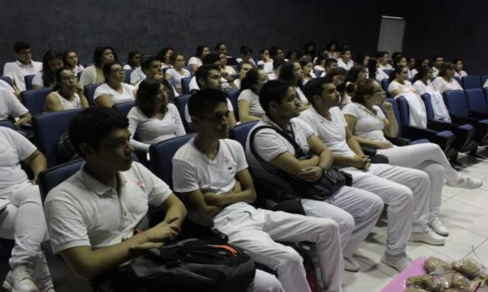 En honor al mes de la lucha contra el cáncer de mama, la Coordinación de la Carrera de Licenciatura en Médico Cirujano y Partero realizó una plática sobre el tema este jueves 16 de octubre del año en curso en el Centro Universitario de la Costa (CUCosta) de la Universidad de Guadalajara (U de G).   La charla fue otorgada por la Dra. en C. Miriam Partida Pérez, profesor investigador del Laboratorio de Investigación Biomédica del CUCosta y el Dr. Fernando Delgadillo Curiel, médico ginecólogo de Puerto Vallart