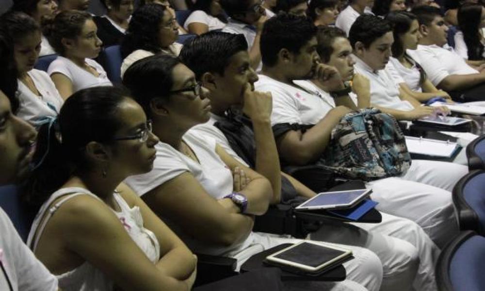 En honor al mes de la lucha contra el cáncer de mama, la Coordinación de la Carrera de Licenciatura en Médico Cirujano y Partero realizó una plática sobre el tema este jueves 16 de octubre del año en curso en el Centro Universitario de la Costa (CUCosta) de la Universidad de Guadalajara (U de G).   La charla fue otorgada por la Dra. en C. Miriam Partida Pérez, profesor investigador del Laboratorio de Investigación Biomédica del CUCosta y el Dr. Fernando Delgadillo Curiel, médico ginecólogo de Puerto Vallart