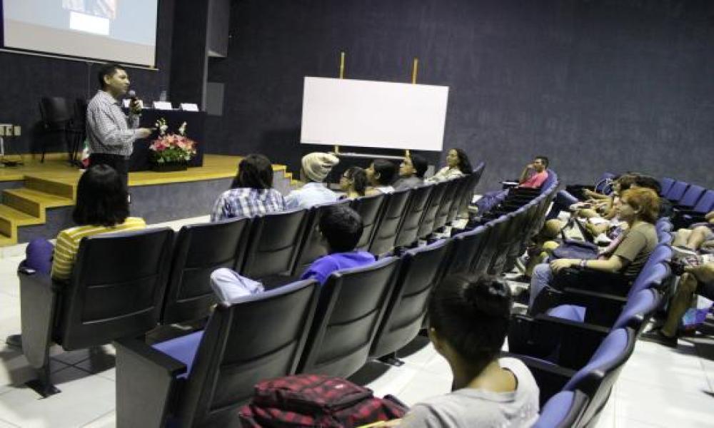 La Licenciatura en Artes Visuales del CUCosta realiza charla sobre Ciencia y Arte