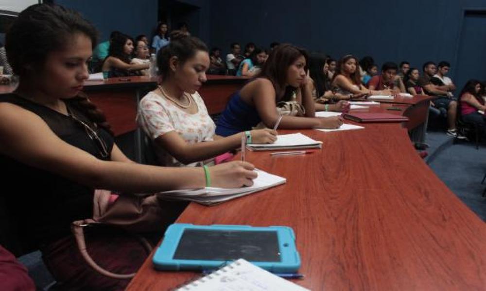 Conferencia “Jóvenes, Ética y Política” en CUCosta