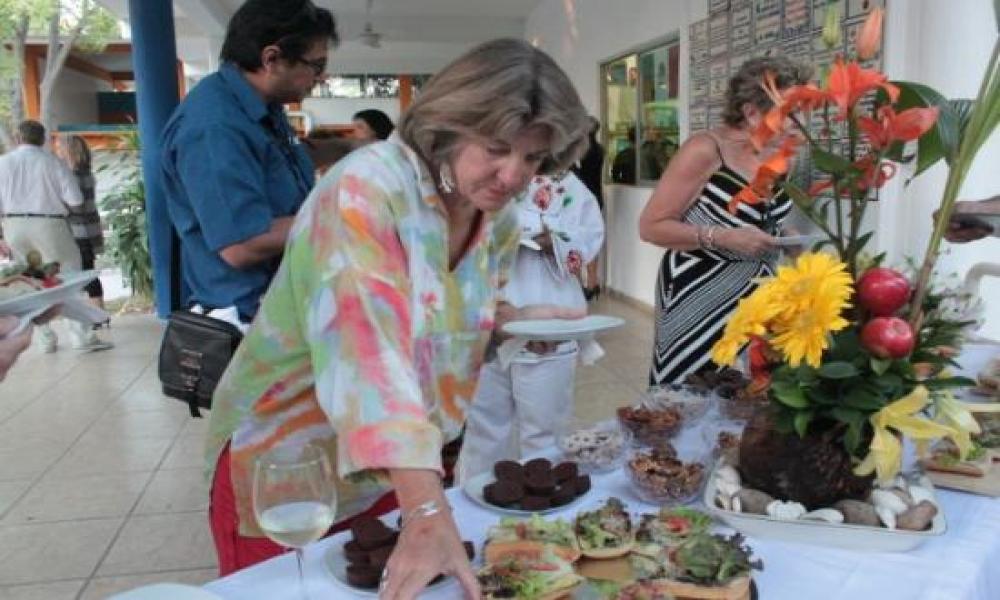 Exposición de arte y escultura de León de la Vega en CUCosta