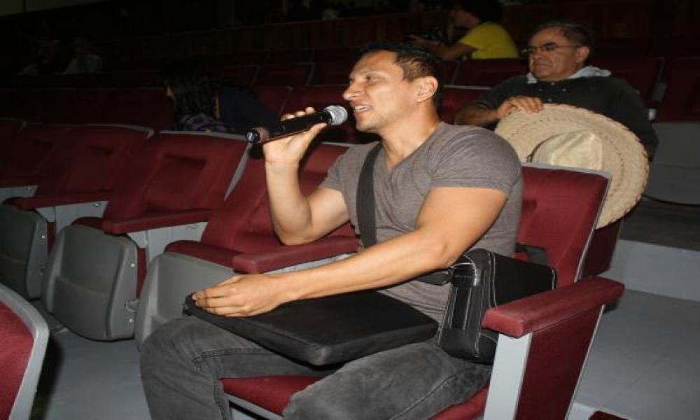 El director Mark Christopher recibe la Iguana de Oro en el 15° FICPV