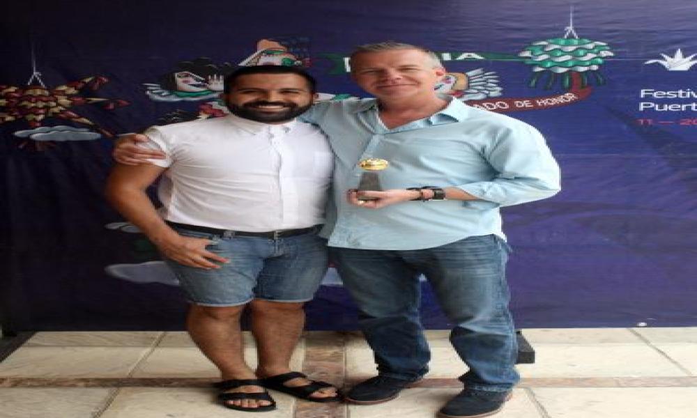 El director Mark Christopher recibe la Iguana de Oro en el 15° FICPV