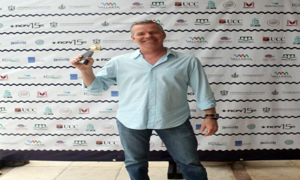 El director Mark Christopher recibe la Iguana de Oro en el 15° FICPV