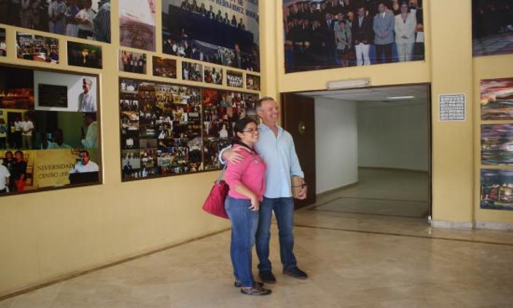 El director Mark Christopher recibe la Iguana de Oro en el 15° FICPV