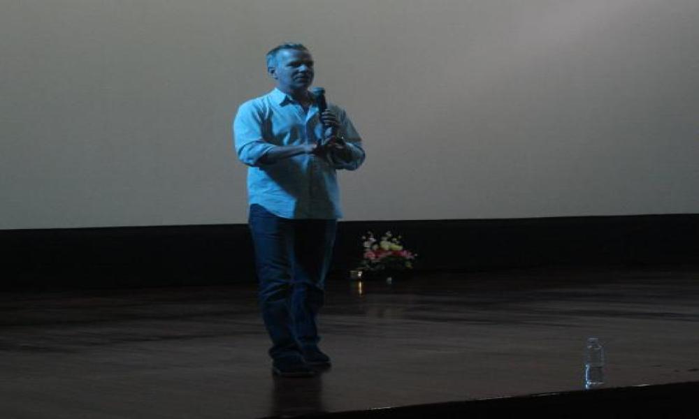 El director Mark Christopher recibe la Iguana de Oro en el 15° FICPV