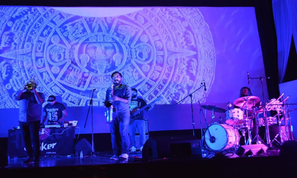 Sacude Troker a cientos de universitarios