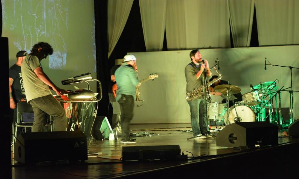 Sacude Troker a cientos de universitarios