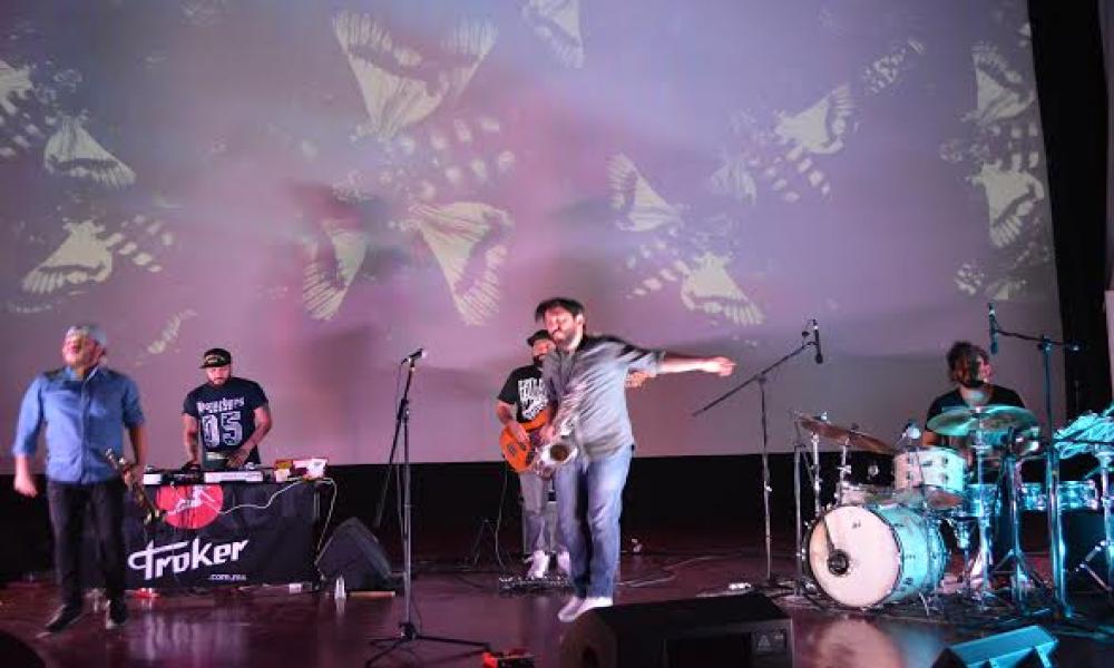 Sacude Troker a cientos de universitarios