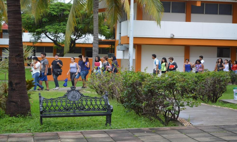 Casi dos mil personas participan en CUCosta durante macro simulacro