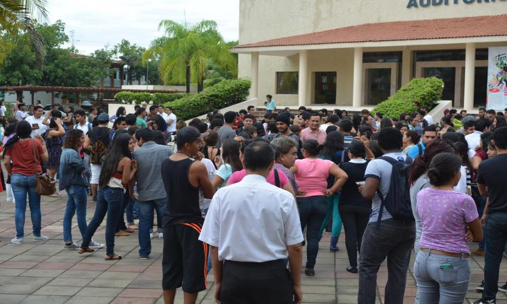 Casi dos mil personas participan en CUCosta durante macro simulacro