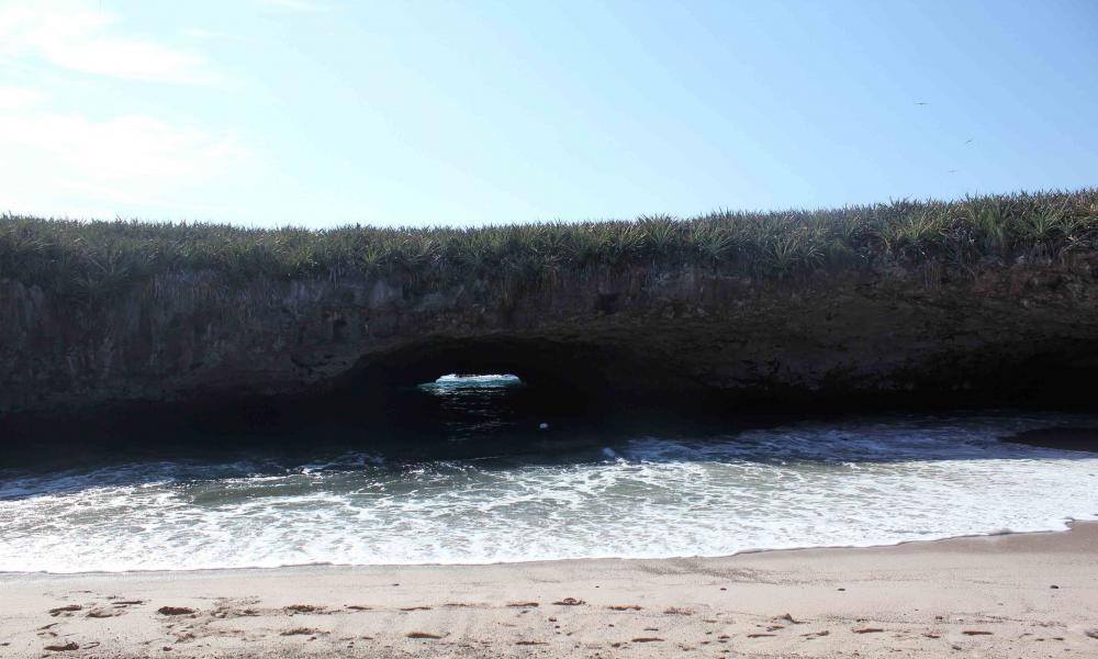 Amplía CUCosta zona de restauración en Islas Marietas