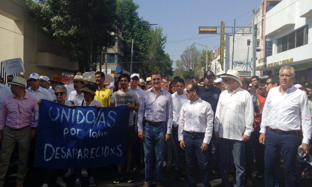 Universitarios rechazan xenofobia y racismo en “Marcha por México” en Guadalajara