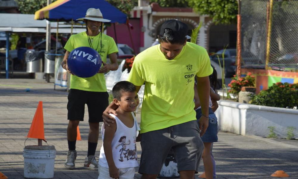 Contribuyen universitarios a combatir desigualdad social en Puerto Vallarta