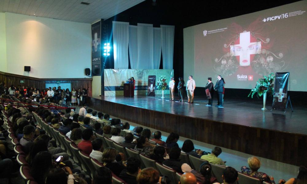 Iluminan estrellas de cine gala inaugural del FICPV16