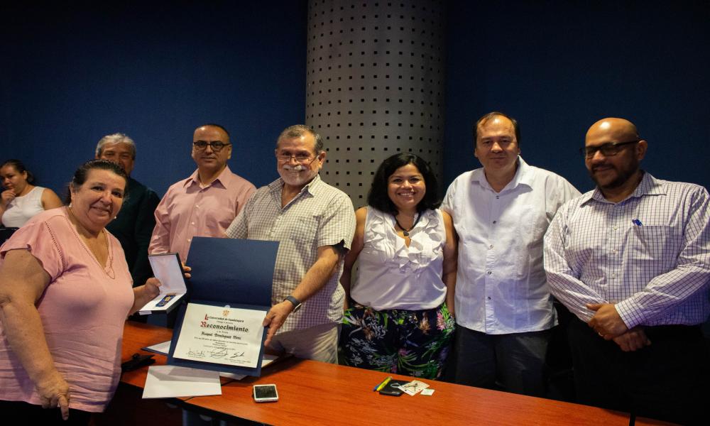 La Universidad de Guadalajara distinguió a docentes del CUCosta por su trayectoria académica de 20, 25, y 30 años de servicio en la docencia.