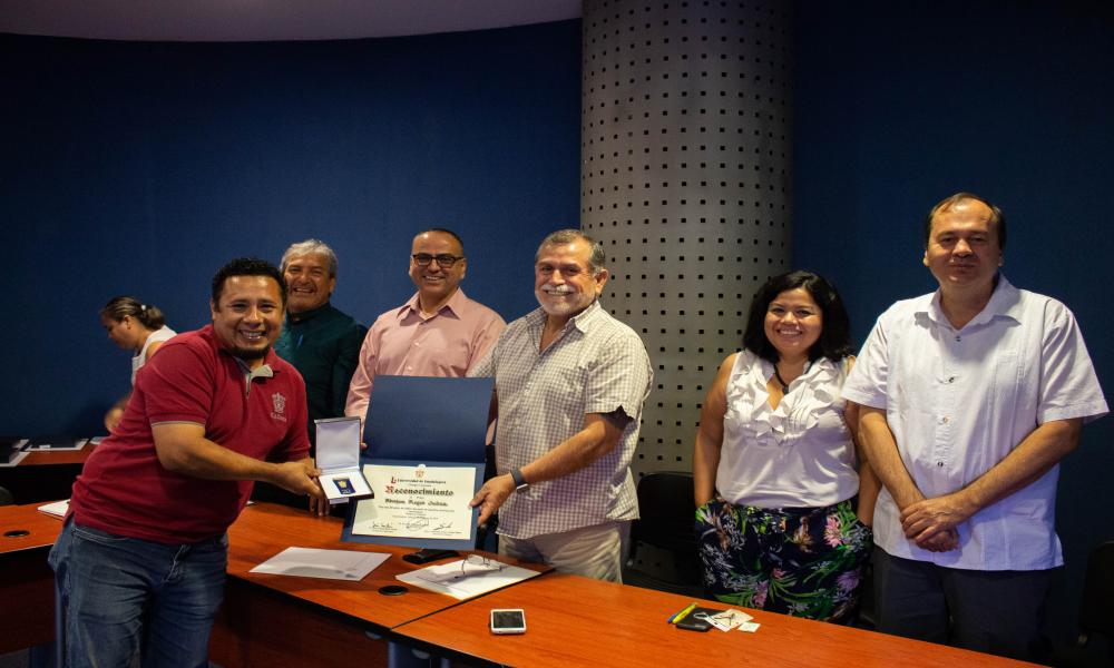 La Universidad de Guadalajara distinguió a docentes del CUCosta por su trayectoria académica de 20, 25, y 30 años de servicio en la docencia.