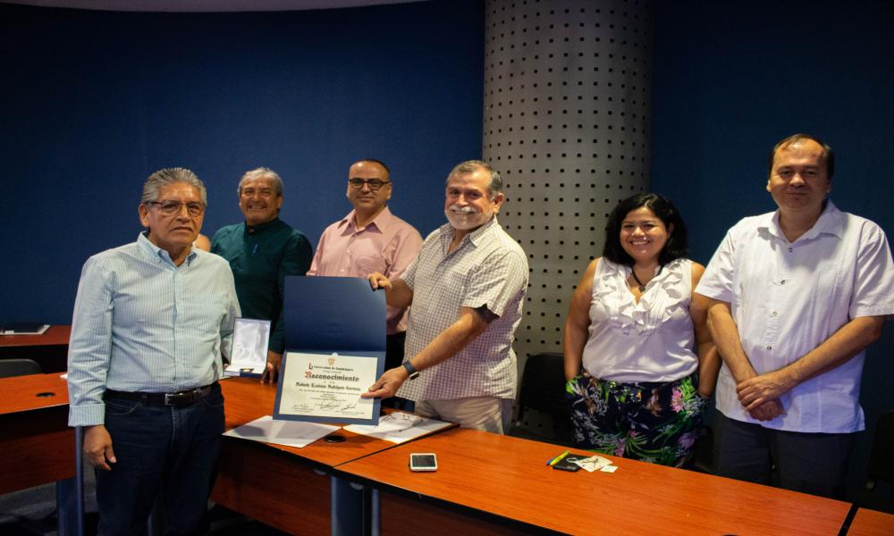 La Universidad de Guadalajara distinguió a docentes del CUCosta por su trayectoria académica de 20, 25, y 30 años de servicio en la docencia.