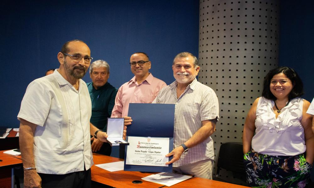 La Universidad de Guadalajara distinguió a docentes del CUCosta por su trayectoria académica de 20, 25, y 30 años de servicio en la docencia.