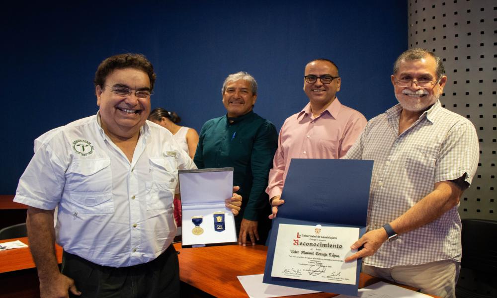 La Universidad de Guadalajara distinguió a docentes del CUCosta por su trayectoria académica de 20, 25, y 30 años de servicio en la docencia.